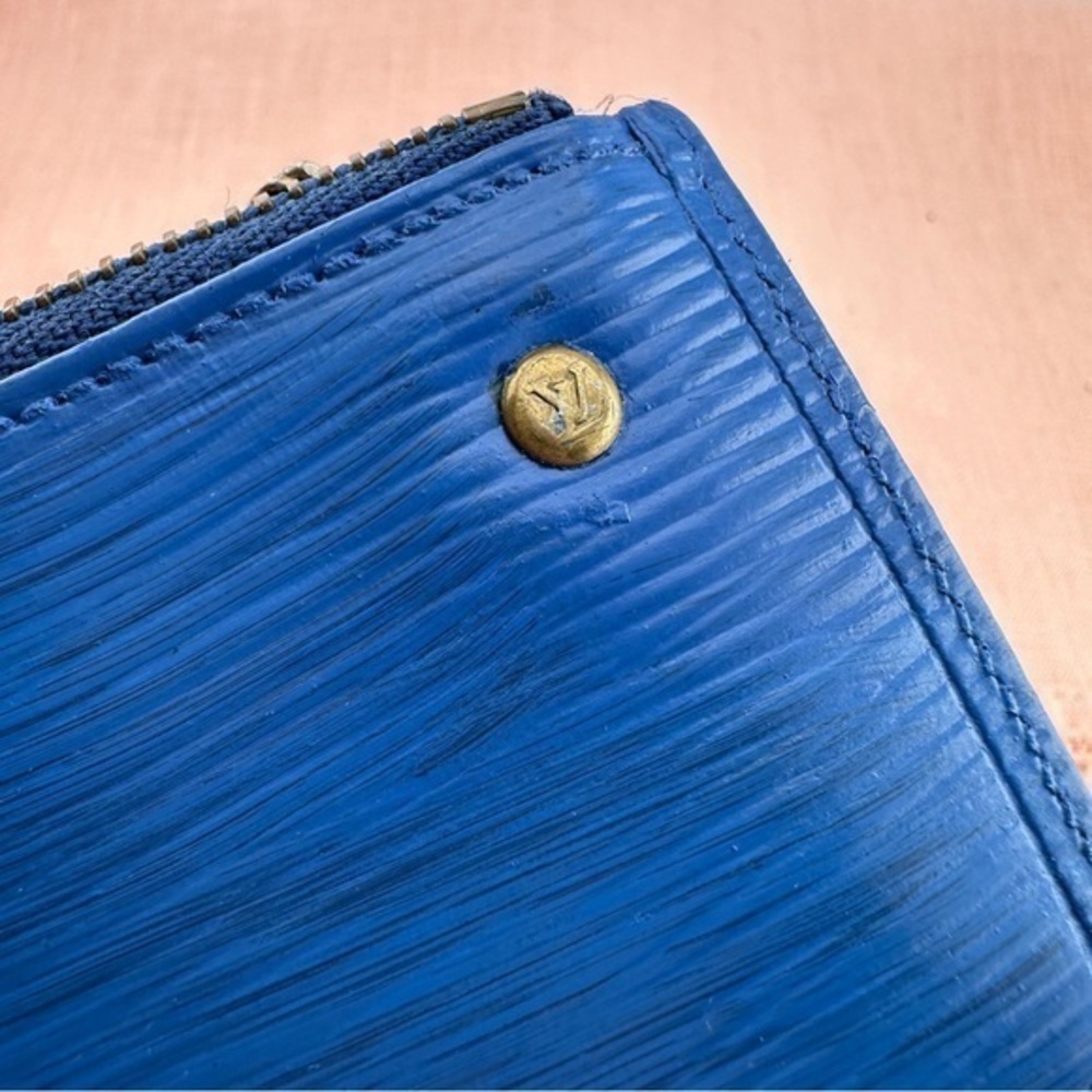 AUTHENTIC Louis Vuitton Epi Key Pouch. Color: Toledo - Picture 4 of 12
